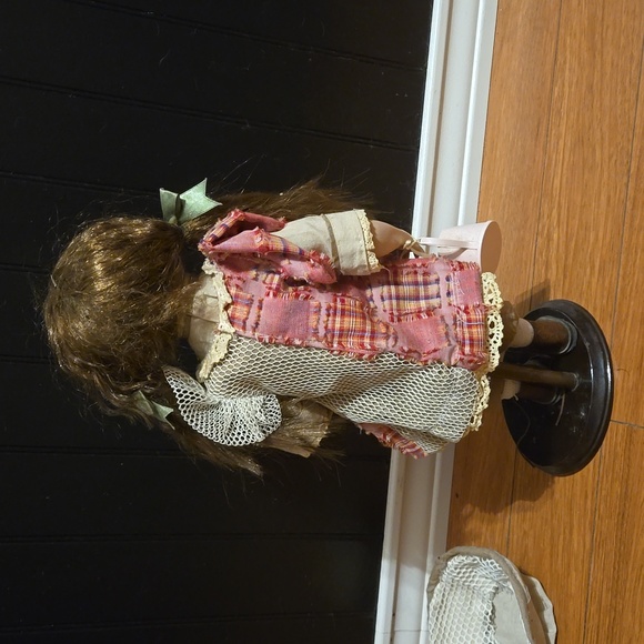 Vanessa ricardi doll 2004 with her box and stand she have all her object - Picture 4 of 10